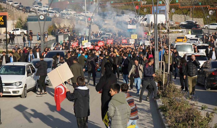 Şırnakta mevcut belediye başkanına destek yürüyüşü