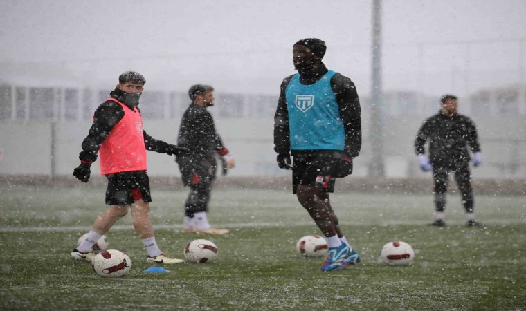 Sivasspor, kar altında çalıştı