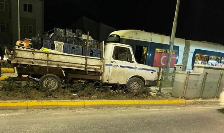 Sürücüsünün direksiyon hâkimiyetini kaybettiği kamyonet tramvay durağına çarptı