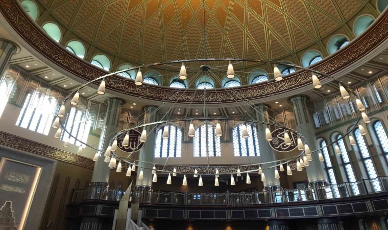 Taksim Camii gül suyuyla yıkandı