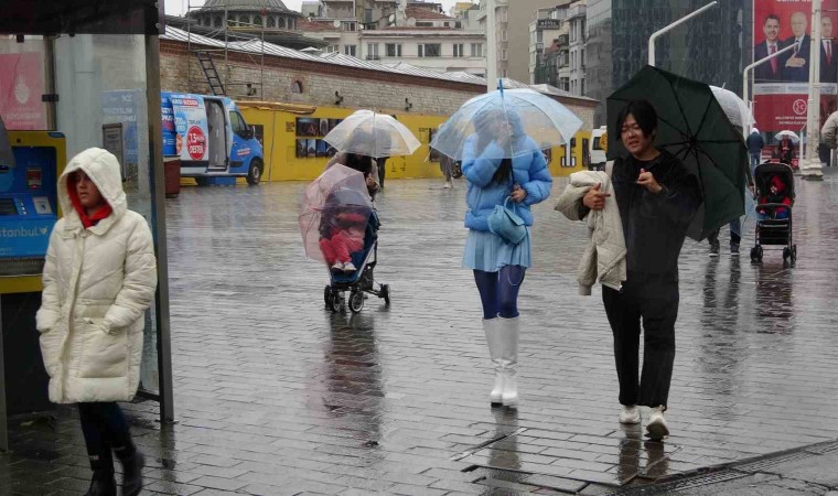 Taksimde etkili olan sağanak yağış vatandaşlara zor anlar yaşattı