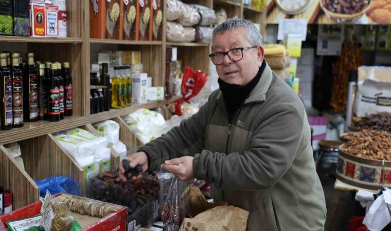 Tarihi çarşıda Ramazanda hurma satışı arttı