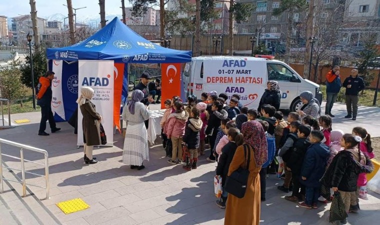 Tarihi Murat Köprüsünde deprem farkındalık standı kuruldu