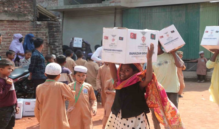 TDVden Bangladeşte İslamı seçen 100 aileye Ramazan kolileri