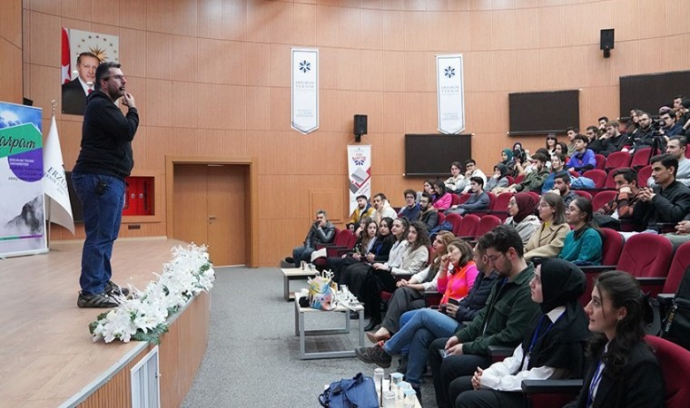 Teknoloji lideri ETÜlü öğrencilerle bir araya geldi