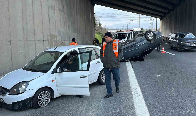 TEM Otoyolunda iki otomobile çarpan araç takla attı