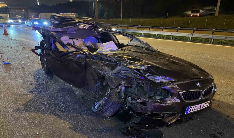 TEMde tıra çarpan otomobilin tavanı koptu: 1 ölü, 2 yaralı