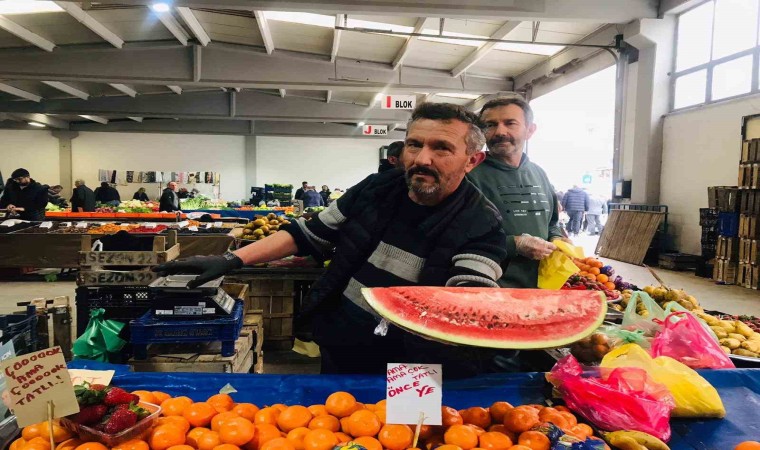 Tezgahta yerini alan yılın ilk karpuzu, dilimle satışa sunuldu