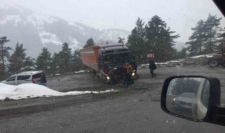 Tır virajı alamadı, yol ulaşıma kapandı