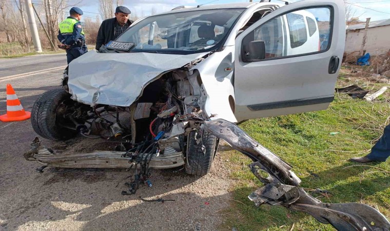 Tıra çarpan hafif ticari aracın sürücüsü ağır yaralandı