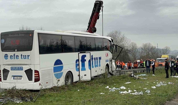 Tırla çarpışan otobüs refüje çıktı: 1i ağır 15 yaralı