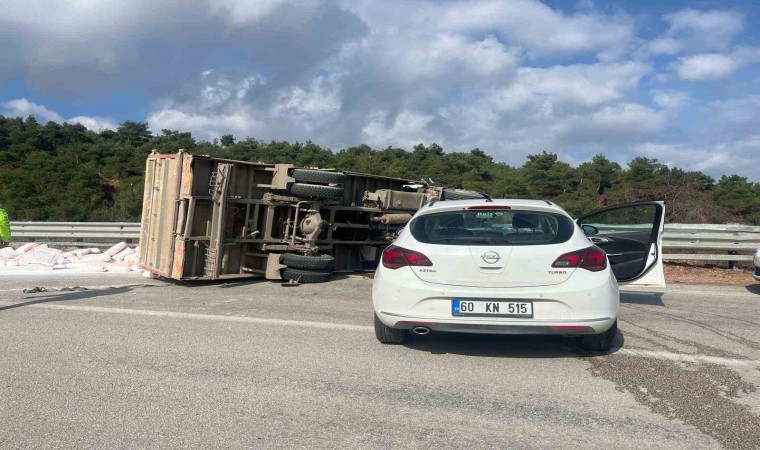 Tokatta kamyon ile otomobil çarpıştı: 3 yaralı