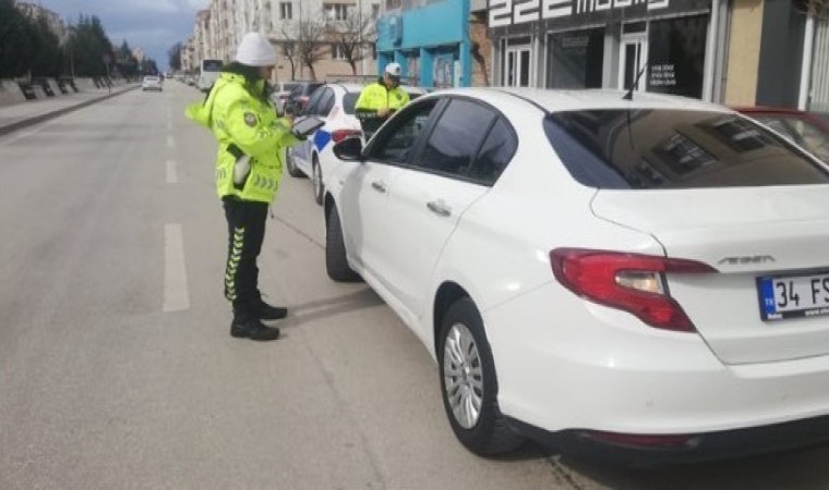 Trafik denetimlerinde toplam 21 bin 984 sürücü ve araç sorgulandı