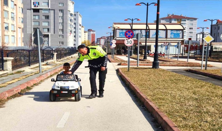 Trafik ekiplerinden çocuklara uygulalı eğitim