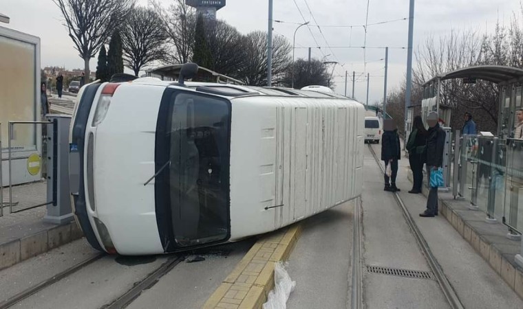 Tramvay yolundan giderken devrilen minibüs seferleri aksattı