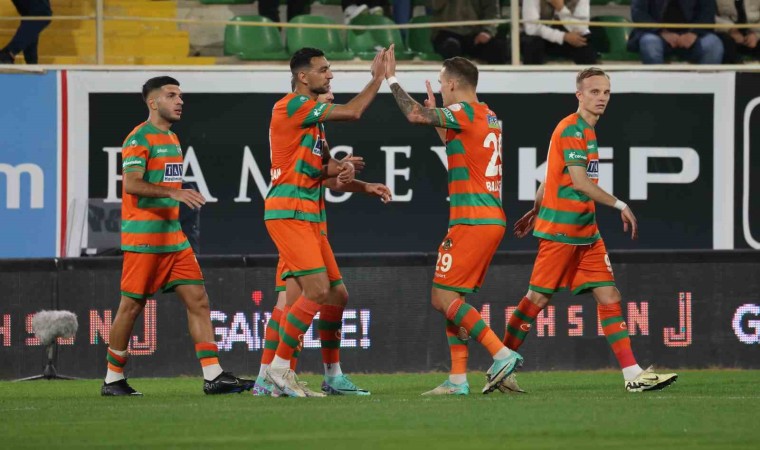 Trendyol Süper Lig: Alanyaspor: 2 - Trabzonspor: 0 (İlk yarı)