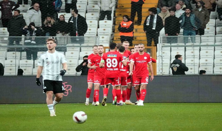 Trendyol Süper Lig: Beşiktaş: 0 - Antalyaspor: 2 (İlk yarı)