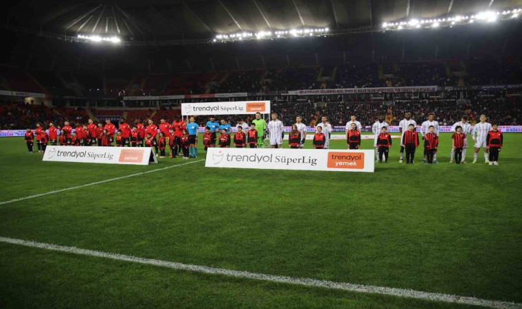 Trendyol Süper Lig: Gaziantep FK: 1 - Beşiktaş: 0 (Maç devam ediyor)