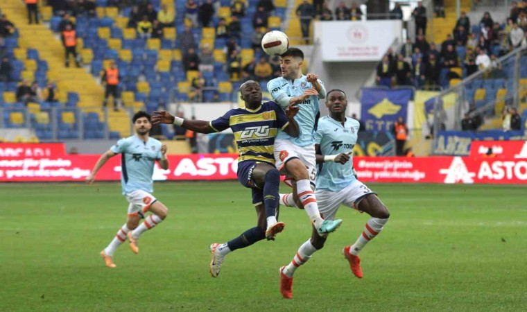 Trendyol Süper Lig: MKE Ankaragücü: 0 - Başakşehir: 0 (İlk yarı)