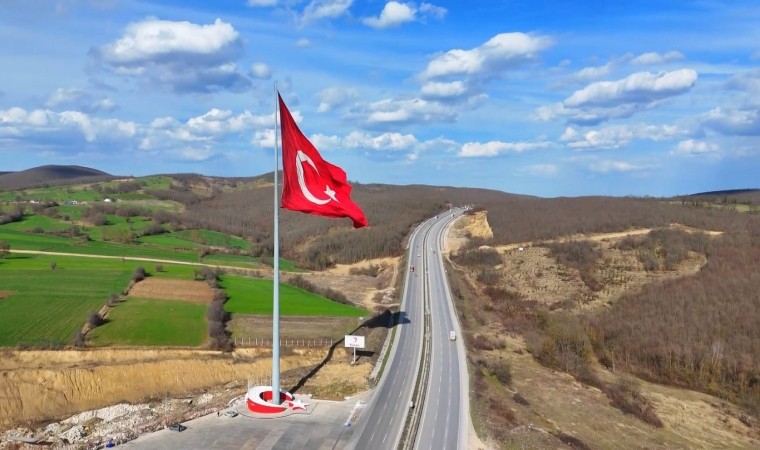 Türkiyenin en büyük bayrağı Samsun semalarında