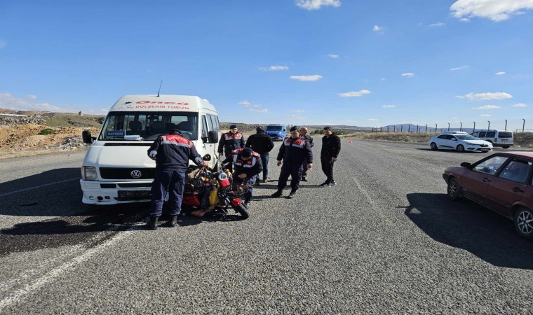 U dönüşü yapan motosiklete minibüsün çarptığı kaza kamerada: 1 ölü