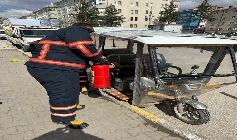 Üç tekerlekli mopedde çıkan yangın itfaiye tarafından söndürüldü