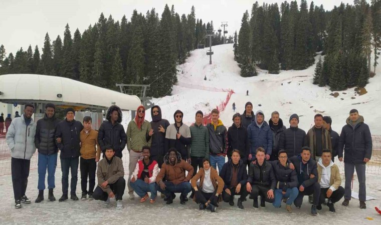 Üniversite öğrencileri Ilgaz Dağında karın tadını çıkardı