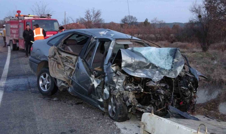 Uşakta iki otomobil kafa kafaya çarpıştı: 1 ölü, 2 yaralı