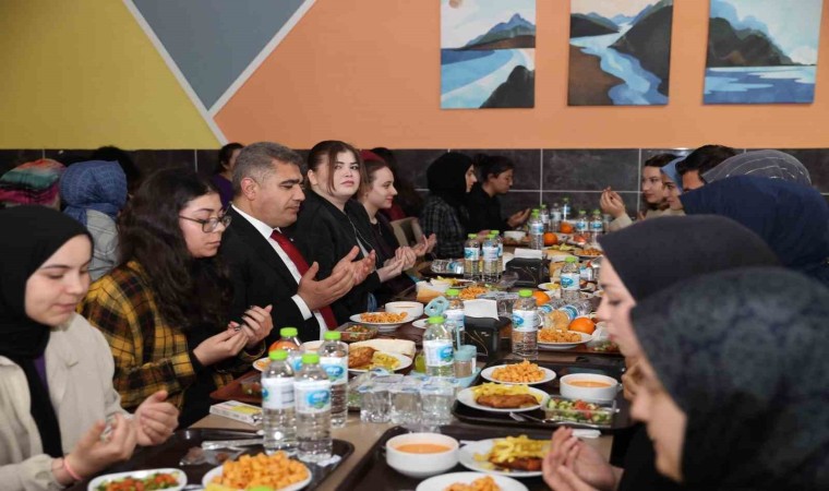 Vali Aslan, iftarını öğrencilerle birlikte açtı