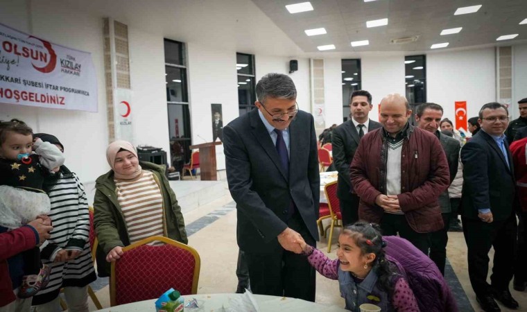 Vali Çelik, ailelerle iftar yemeğinde bir araya geldi