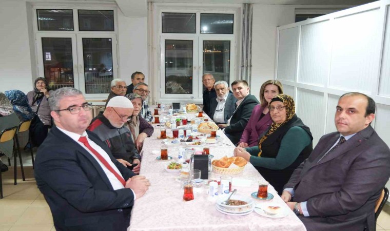 Vali Sarıibrahim, iftarını huzurevi sakinleri ile birlikte açtı