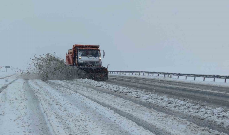 Vanda 11 yerleşim yerinin yolu ulaşıma kapandı