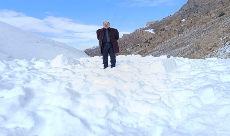 Vanda mahalle yoluna çığ düştü