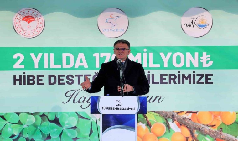 Vanlı çiftçilere 350 bin meyve fidanı dağıtıldı