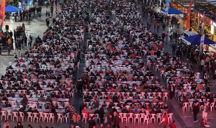 Vatandaşlar Aydın Büyükşehir Belediyesinin iftar sofralarında buluşuyor