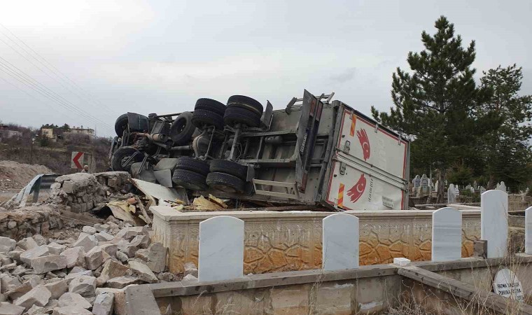 Virajı alamayan tır mezarlığa devrildi: 1 yaralı