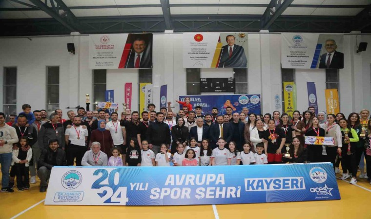 Voleybol turnuvasında dereceye giren takımlara ödülleri veridi