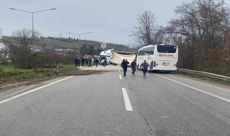 Yalovada devrilen mıcır yüklü tıra otobüs çarptı