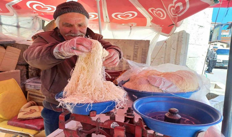 Yozgatta kadayıf ustası, dededen kalma mesleğini tütün kesme tezgahında sürdürüyor