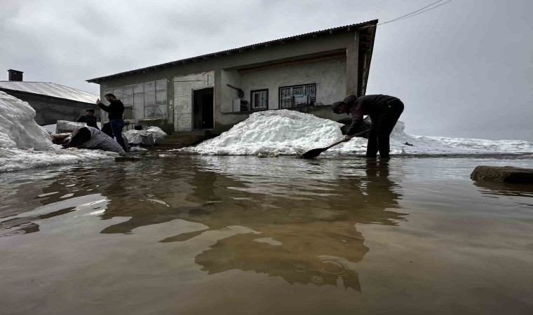 Yüksekovada bir evin odunluğu sular altında kaldı