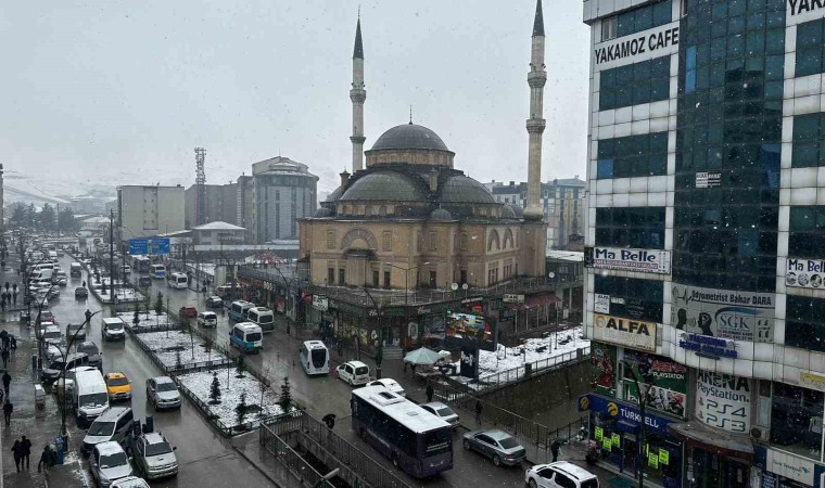 Yüksekovada yoğun sis nedeniyle uçak seferleri iptal oldu