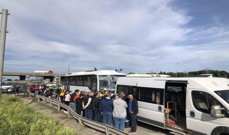 4 işçi servisi zincirleme kazaya karıştı: 2 yaralı