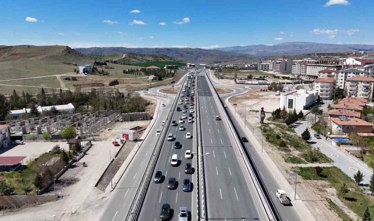 43 ilin geçiş güzergahında trafik yoğunluğu: Tatilciler yollara akın etti