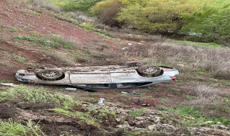 Adıyamanda otomobil şarampole yuvarlandı: 2 yaralı