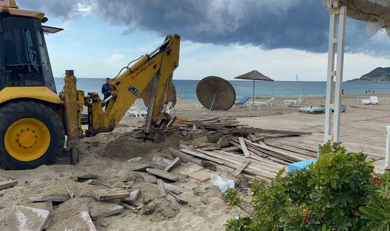 Alanyada ‘Tek Tip Sahil Büfesi Projesi Kapsamında eski büfeler yıkıldı