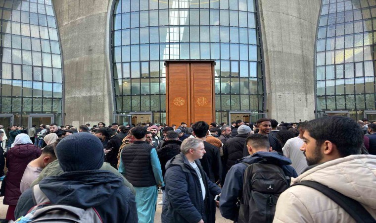 Almanyada binlerce Müslüman bayram namazını eda etti