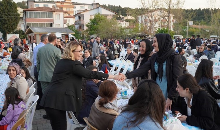 Altınovada 4 bin kişilik iftar sofrası kuruldu