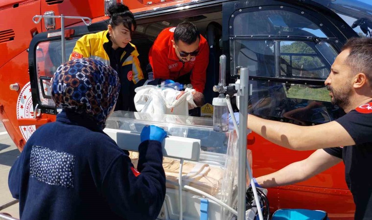 Ambulans helikopter yeni doğan bebek için zamanla yarıştı