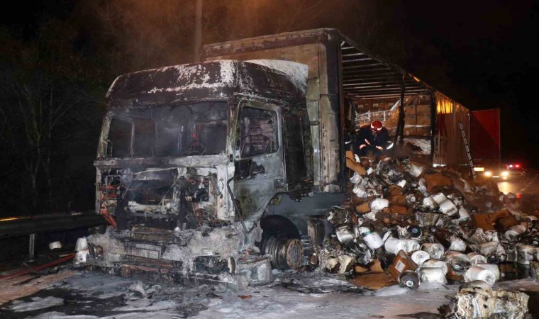 Anadolu Otoyolunda elyaf iplik yüklü tır yanarak hurdaya döndü