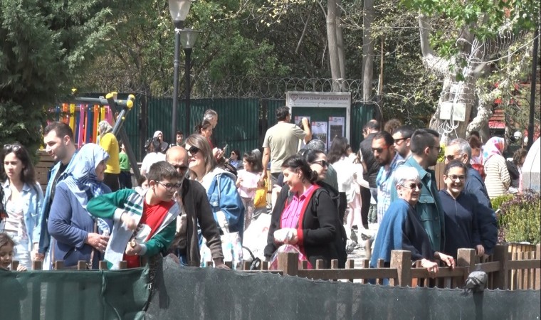 Ankaralılar bayramda alışveriş merkezlerine ve parklara akın etti